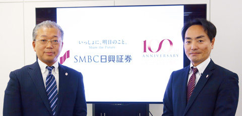 東京コンタクトセンターの稲田英樹部長（左）と、中村敬史氏（右）