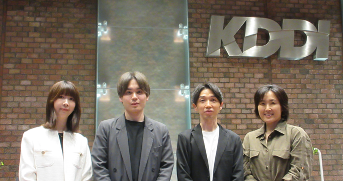 写真左から、パーソナル事業本部DXデザイン本部  デザインセンター デザイン２Ｇ コアスタッフ の仙崎萌絵氏、同事業本部 カスタマーサービス本部 カスタマーサービス企画部 デジタルエンゲージメントグループ コアスタッフの小寺優輝氏、同グループ グループリーダーの清進也氏、カスタマーサービス企画部長の向田さおり氏