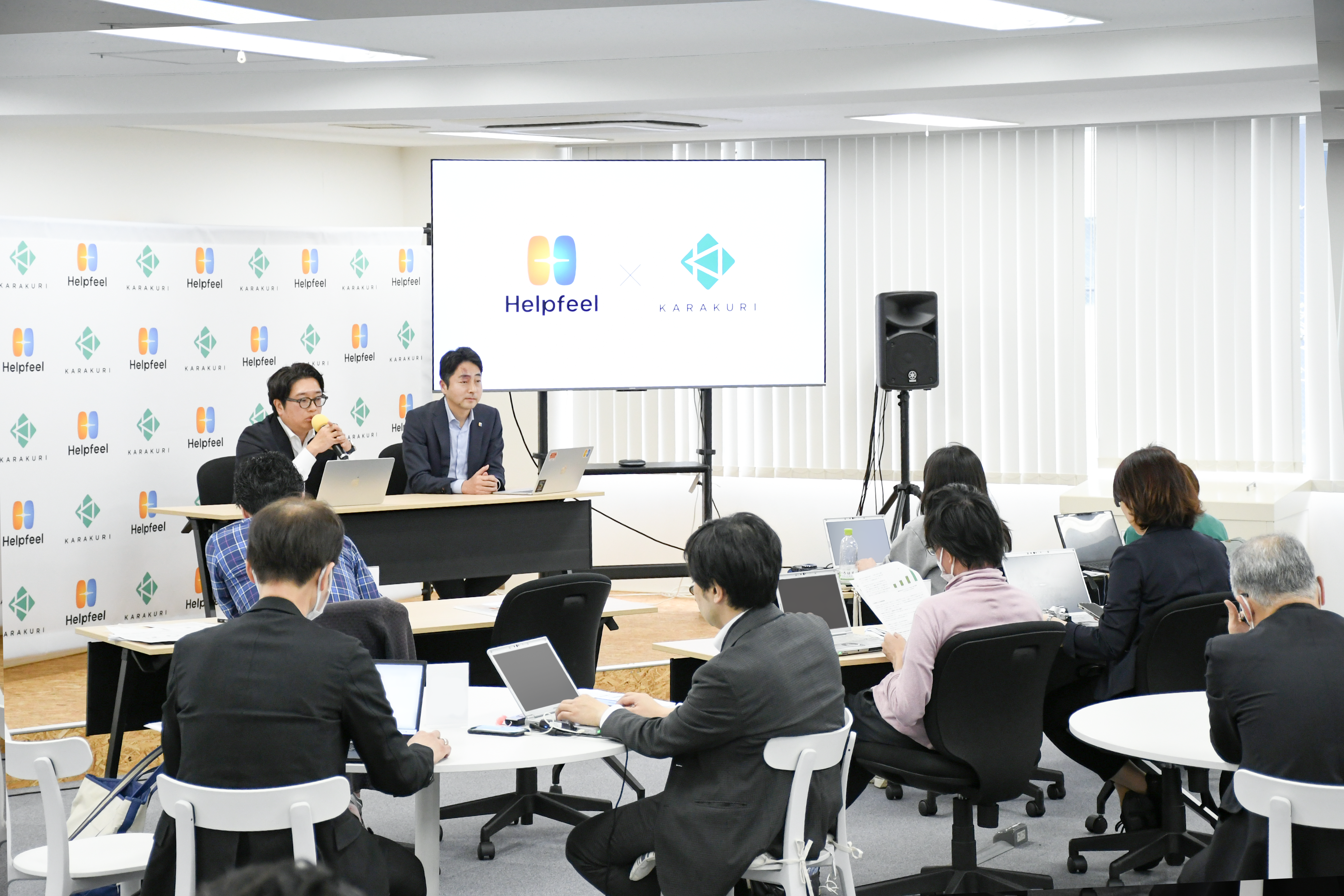共同開催した記者勉強会で方針を説明する小田氏（壇上左）と洛西氏（同右）