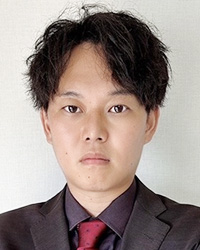 丸本 駿 氏