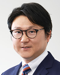 岩谷 直樹 氏