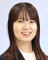 阪口 恵美 氏