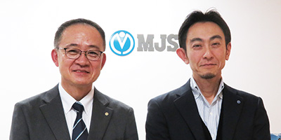 製品開発・サポート本部の笹 正博執行役員（左）、輿水 敏副部長