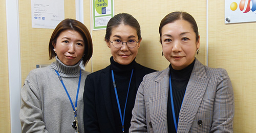 コンシェルジュデスク 田村 梢マネージャー（右）、エキスパート 綾部一乃氏（左）、チーフトレーナー 佐藤 愛氏（中央）
