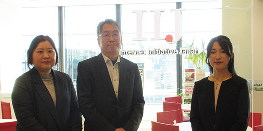 左から、IIJエンジニアリング 運用本部 運用３部 コンシューマビジネス課 課長補佐の袖山和穂氏、取締役の菅原 史氏、インターネットイニシアティブ MVNO事業部 コンシューマサービス部 カスタマーサクセス課の野村梨絵氏