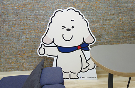 同社のキャラクター「ぽむ」のパネル