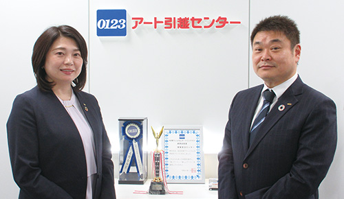 左から、エントランス部 受付推進課 課長の山下 安芸子氏、同部 副部長の柳沢譲史氏