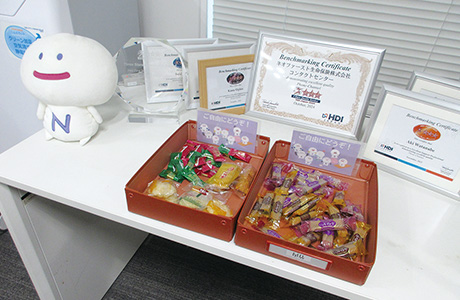 執務室内にはお菓子を常備
