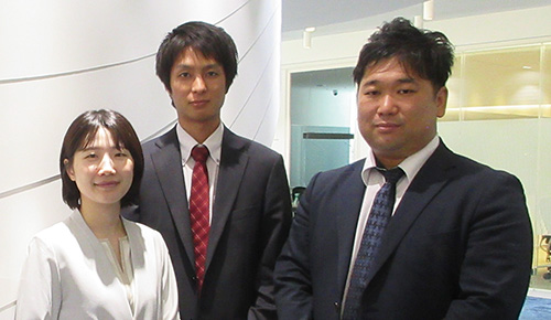 左から、カスタマーサービス部 デジタルサービスチームの山下順加氏、アシスタントマネジャーの山田翔太氏、同部 東京コンタクトセンター長の松本将敬氏