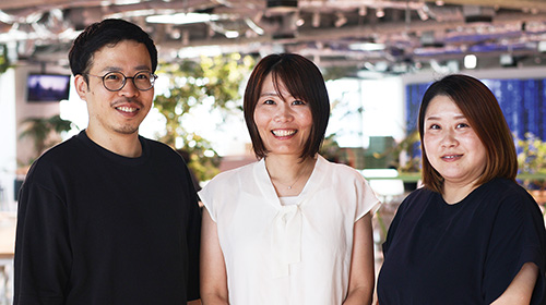 左から、Sansan事業部 テクニカルサポート部 マネジャーの尾崎拓真氏、部長の長島千朋氏、シニアマネジャーの野口ゆふ氏