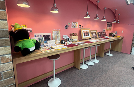 ランタンをモチーフにしたレッドウォール