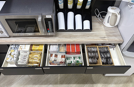 ランタンをモチーフにしたレッドウォール