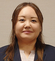 井上 麻衣 氏