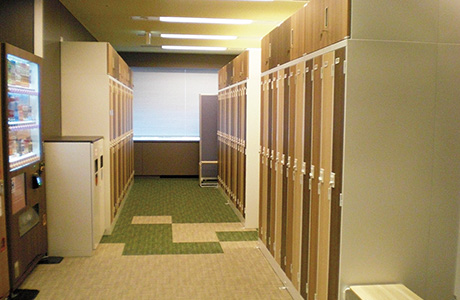 公園をモチーフにしたロッカールーム、自販機も木目調