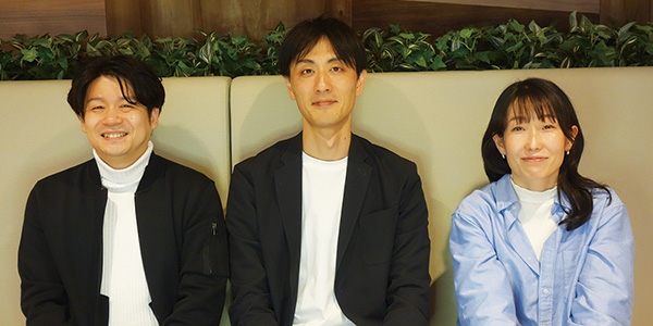 左からコンタクトセンター統括部コンタクトセンター企画課ラインマネジャー 藤河勝也氏、同部同課マネジャー 須田 亮氏、同部東京コンタクトセンターアシスタントマネジャー 山下 薫氏