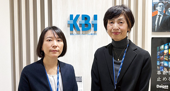 右から、コンタクトセンター事業部 ナレッジマネジメントチーム マネジャーの曽谷悦代氏、同チーム チーフの太田美穂氏