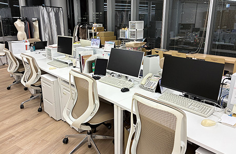 トルソーが置かれるなどアパレル企業らしさのあるオフィス