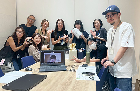 植野さん(右手前)とCS部のメンバー