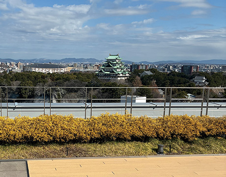 屋上からは名古屋城が望める