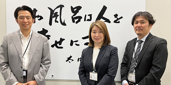左から、国内事業統括本部 お客さま室 室長の宮坂大輔氏、同室コンタクトセンター 副センター長の川口 麻衣子氏、センター長の岡田 滋氏