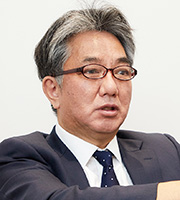 亦賀 忠明 氏