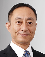 眞鍋 敬 氏