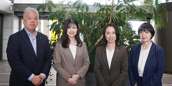 左から、ダイレクトチャネル部 副部長 池田信行氏、チャネル戦略グループ 副企画役 今村美穂氏、コンタクトセンターグループ グループ長 土江真弓氏、執行役員 部長 林 朱美氏