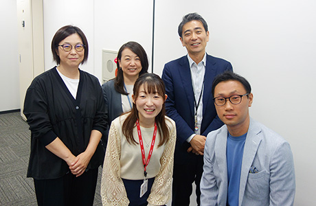 （後列右から）所長の久保圭介氏、次長の野原香織氏、嶋﨑 茜氏、濱本真理氏、高浪智洋氏
