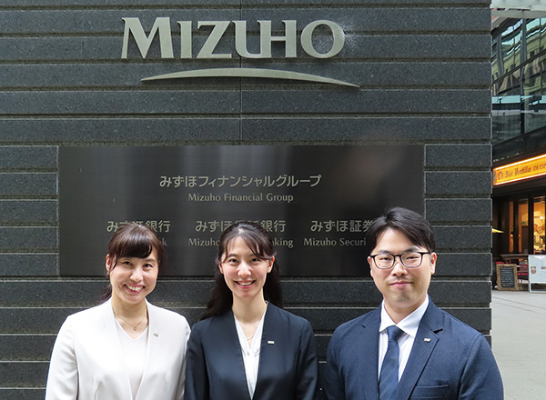 左から、みずほ銀行 カスタマーリレーション推進部 部長の田口祐子氏、 同部 総括チーム 部長代理の田之頭 麻衣氏、同部 横浜ダイレクトバンキングセンター 副所長の金子鉄光氏