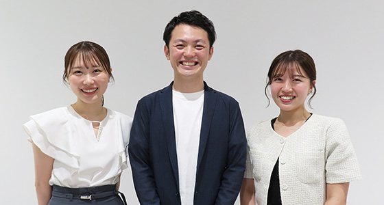 左から、販売カンパニー リビング営業部 カスタマーセンター 受付管理の小原梨奏氏、同センター 受付管理 副長の熊谷貴大氏、同センター 受付管理の佐藤碧惟氏