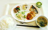 探訪取材の日のメニューは「豆腐ハンバーグと鯖のガーリックグリル」を中心とした和食