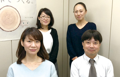 ICTビジネスサービス部グループリーダーの田中美和子氏（左下）とヘルプの森ワーキングメンバー