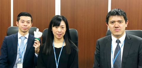 メール対応を担当する伊藤 薫氏（左）と管理本部の村岡かほる氏（中）、馬場 智社長（右）