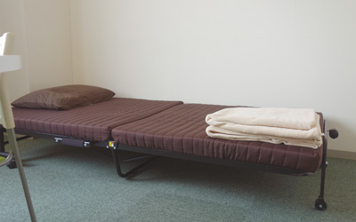 仮眠室には簡易ベッドを設置