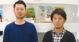 マキアレイベル事業部販促企画チームの山北絢也マネージャー（左）、同部コンタクトセンターチームの神田剛志氏