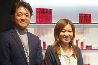 写真左から、お客さまセンター スーパーバイザーの森田洋一氏、同センター リーダーの藤井亜沙美氏