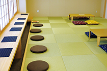 休憩室に設置された和室スペースとエクササイズのツール