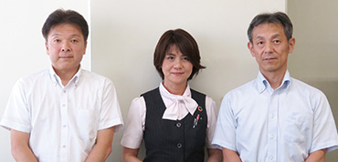 ダイレクトマーケティングセンターの根来篤史 副長（左、役職は当時）、山本順子氏（中）、片山英俊 センター長