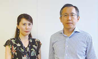 写真左から、個人マーケティング推進部コンタクトセンター業務チームの米田智美氏、同部部長の千田知洋氏