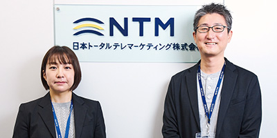 日本トータルテレマーケティング 品質管理室グループマネージャーの齊藤哲也氏（右）と、チーフスーパーバイザーの河辺彩乃氏（左）