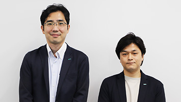 お客さまセンター部 お客さまセンター東京 シニアマネージャーの狩谷智之氏（左）、同センターマネージャーの野澤直之氏（右）