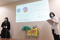 吉岡仁美さん（左）、重冨朋佳さん（右）によるプレゼンテーションの様子